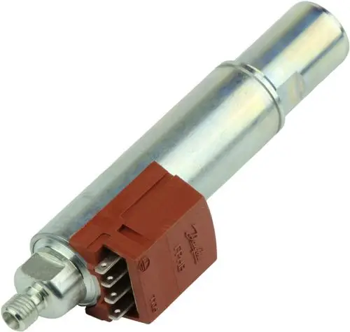 Bosch Ölvorwärmer mit metallischem Gehäuse und einem elektrischen Anschluss. Der Bauteil hat ein gewindeartiges Ende und eine eckige Anschlussklemme.